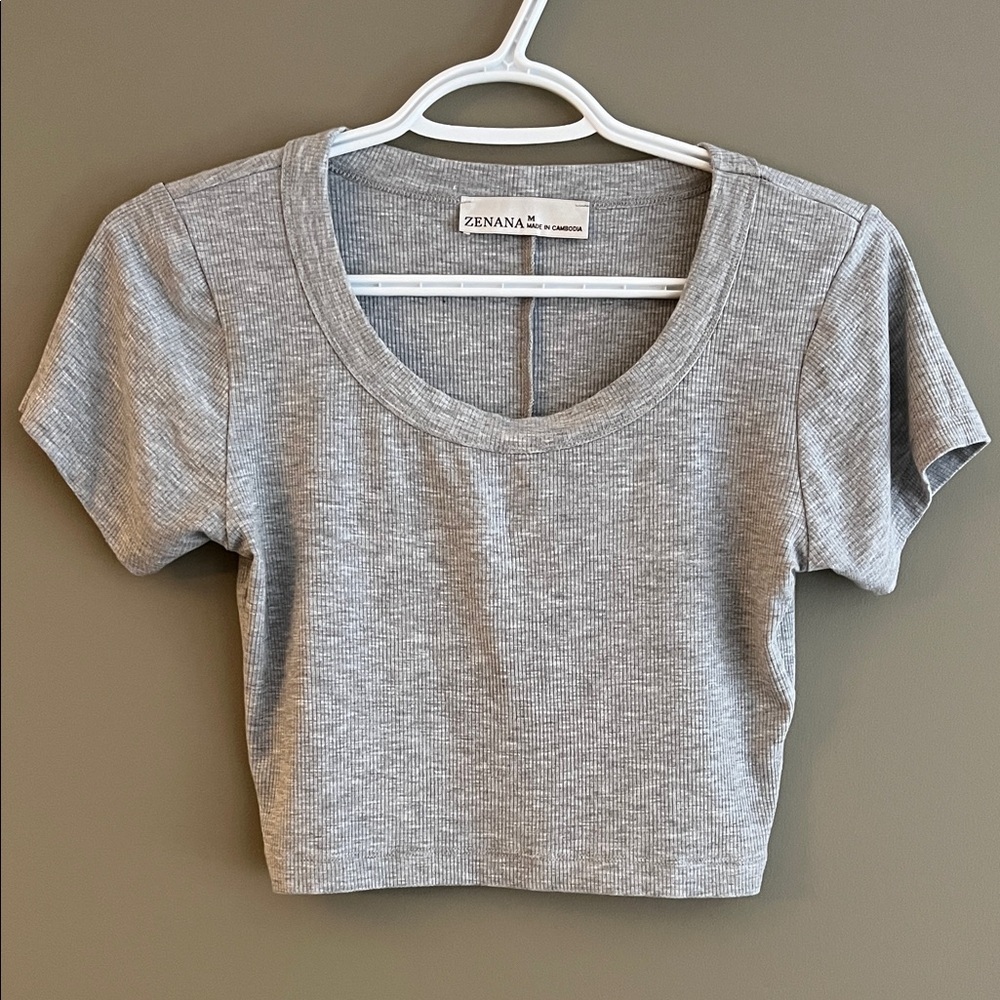 Zenana Outfitters Light Gray Short Sleeve Crop Top size medium